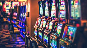 Pengguna bermain live casino menggunakan smartphone dengan antarmuka optimal